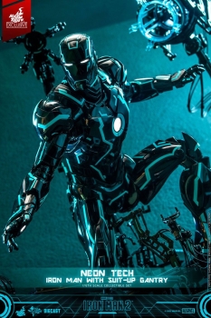 |HOT TOYS - Iron Man 2 - 1/6 - Neon Tech Iron Man mit Suit-Up Gantry